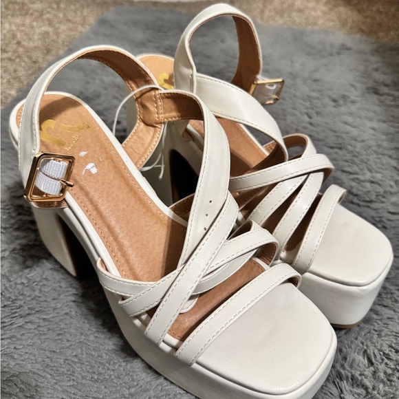 Report Shoes - Elegant White Strappy Platform Sandals